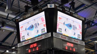 NHL22-Duell auf dem Videowürfel der SATURN-Arena.
Foto: Johannes Traub/JT-Presse.de NHL22-Duell auf dem Videowürfel der SATURN-Arena.
Foto: Johannes Traub/JT-Presse.de
