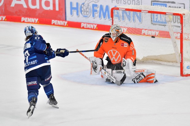 Chris Bourque im Penalty-Duell mit Grizzlys-Goalie Dustin Strahlmeier.
Foto: Johannes Traub/JT-Presse.de