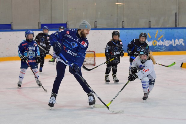Wojciech Stachowiak beim Trainingsspiel mit Kindern beim Kids on Ice Day.
Johannes Traub/JT-Presse.de