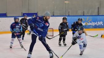 Wojciech Stachowiak beim Trainingsspiel mit Kindern beim Kids on Ice Day.
Johannes Traub/JT-Presse.de