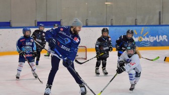 Wojciech Stachowiak beim Trainingsspiel mit Kindern beim Kids on Ice Day im vergangenen Jahr.
Johannes Traub/JT-Presse.de