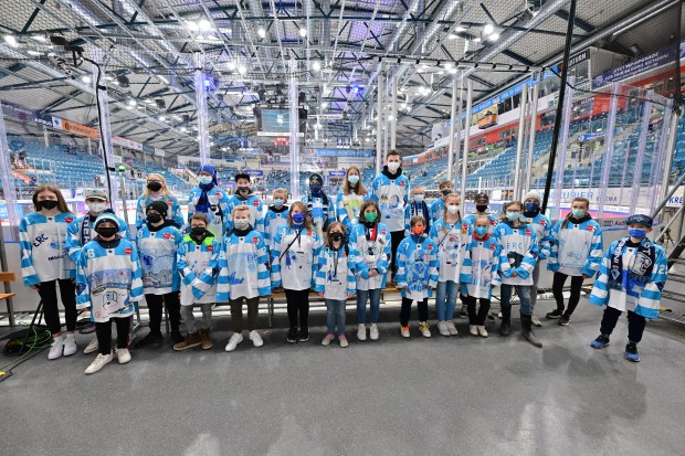 Die Gewinner der Malaktion konnten das Warmup direkt am Eis verfolgen.
Foto: Johannes TRaub/JT-Presse.de