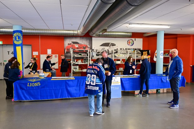 Die Tombola des Lions Club hielt attraktive Presie bereit.
Foto: Johannes Traub/JT-Presse.de