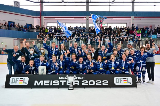 Die ERC-Frauen feiern die erste Meisterschaft ihrer Geschichte.
Foto: Johannes Traub/JT-Presse.de