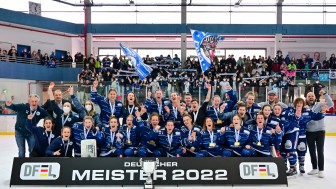 Die ERC-Frauen feiern die erste Meisterschaft ihrer Geschichte.
Foto: Johannes Traub/JT-Presse.de Die ERC-Frauen feiern die erste Meisterschaft ihrer Geschichte.
Foto: Johannes Traub/JT-Presse.de