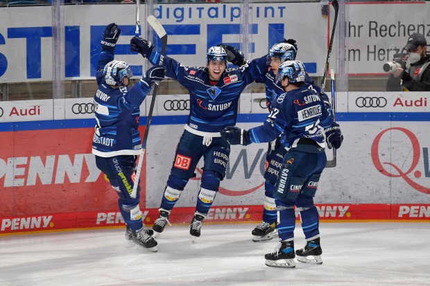 Der Jubel zum entscheidenden Treffer. Davis Koch erzielte den 5:3-Endstand.
Foto: Johannes Traub/JT-Presse.de