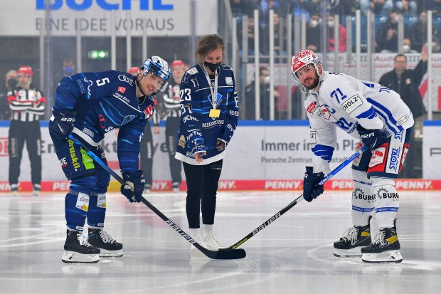 Wie Tanja Eisenschmid eröffnen Sie das Spiel mit einem symbolischen Bully auf dem Eis der SATURN-Arena.
Foto: Johannes Traub/JT-Presse.de
