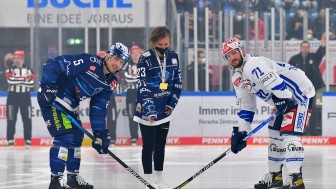 Wie Tanja Eisenschmid eröffnen Sie das Spiel mit einem symbolischen Bully auf dem Eis der SATURN-Arena.
Foto: Johannes Traub/JT-Presse.de