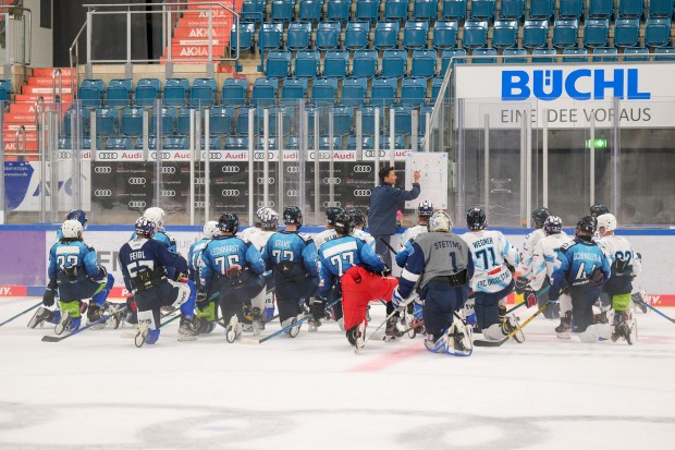 Co-Trainer Brad Tapper erklärt den gut 30 Youngstern die nächste Übung.
Foto: Johannes Traub/JT-Presse.de