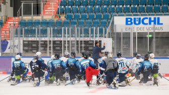 Co-Trainer Brad Tapper erklärt den gut 30 Youngstern die nächste Übung.
Foto: Johannes Traub/JT-Presse.de Co-Trainer Brad Tapper erklärt den gut 30 Youngstern die nächste Übung.
Foto: Johannes Traub/JT-Presse.de
