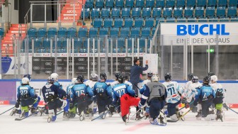 Co-Trainer Brad Tapper erklärt den gut 30 Youngstern die nächste Übung.
Foto: Johannes Traub/JT-Presse.de