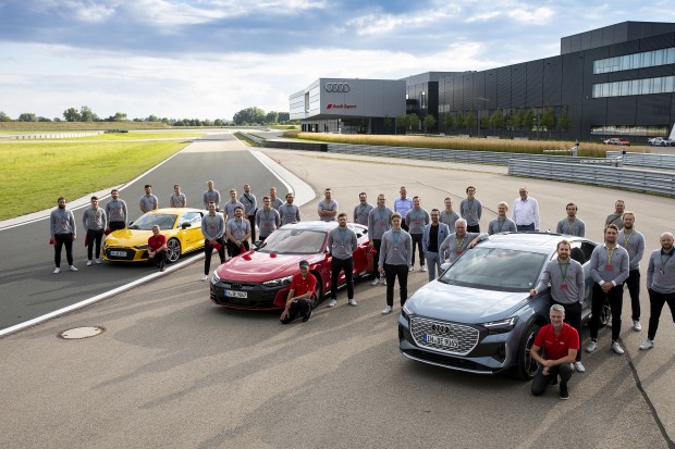 Das ERC-Team mit Mitgliedern des Audi Steuerkreises.
Foto: AUDI AG