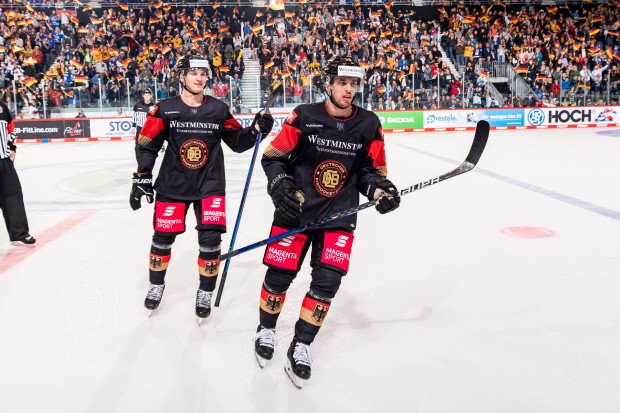 Fabio Wagner (re.) und das DEB-Team starten heute in die Eishockey-WM.
Foto: City-Press