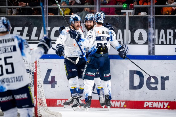 Erfolgreicher Wochenendabschluss. Frederik Storm, Brandon DeFazio und Mat Bodie (v.l.n.r.) bejubeln mit den Panthern drei Punkte.
Foto: DEL-Photosharing