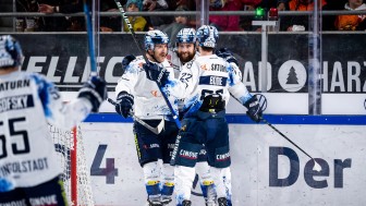 Erfolgreicher Wochenendabschluss. Frederik Storm, Brandon DeFazio und Mat Bodie (v.l.n.r.) bejubeln mit den Panthern drei Punkte.
Foto: DEL-Photosharing Erfolgreicher Wochenendabschluss. Frederik Storm, Brandon DeFazio und Mat Bodie (v.l.n.r.) bejubeln mit den Panthern drei Punkte.
Foto: DEL-Photosharing