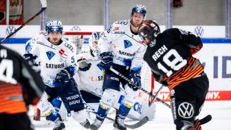 Die Panther um Kapitän Fabio Wagner (li.) und Daniel Pietta (Mitte) sind am Freitag in Wolfsburg im Einsatz.
Foto: City-Press