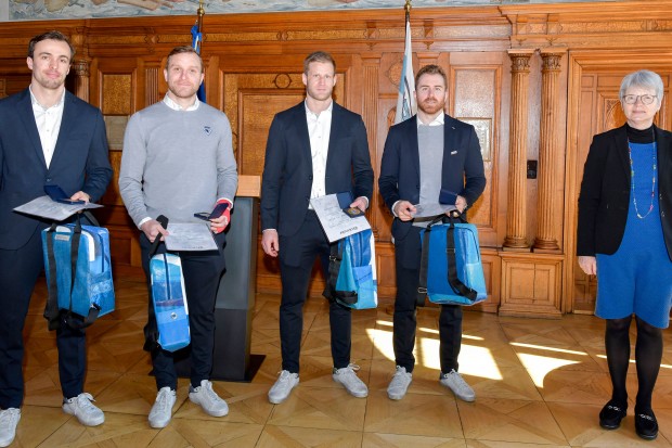 Sportbürgermeisterin Dr. Dorothea Deneke-Stoll ehrte die Panther Fabio Wagner, Frederik Storm, Daniel Pietta und David Warsofsky  für ihre Olympia-Teilnahme mit der goldenen Sportmedaille.