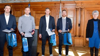 Sportbürgermeisterin Dr. Dorothea Deneke-Stoll ehrte die Panther Fabio Wagner, Frederik Storm, Daniel Pietta und David Warsofsky  für ihre Olympia-Teilnahme mit der goldenen Sportmedaille.