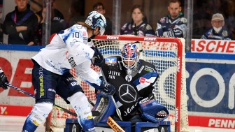 Mirko Höfflin und die Panther feiern in Iserlohn den ersten Auswärtssieg der Saison. Mirko Höfflin und die Panther feiern in Iserlohn den ersten Auswärtssieg der Saison.