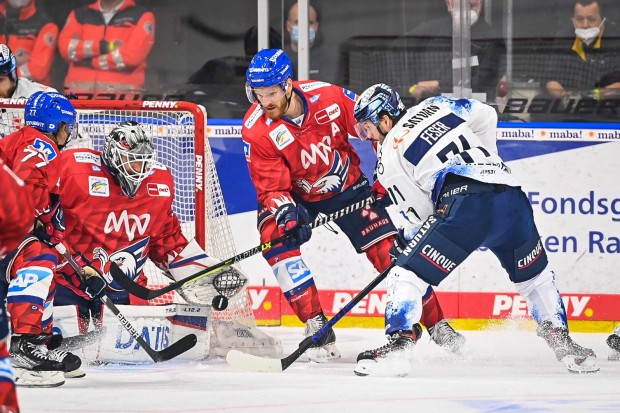 Justin Feser (re.) und die Panther wollen etwas Zählbares aus Mannheim mitnehmen.
Foto: DEL-Photosharing
