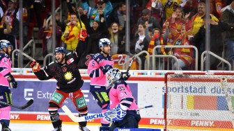 Die Düsseldorfer EG um Ex-Panther Brett Olson jubelt über ihren Heimsieg.
Foto: DEL-Photosharing Die Düsseldorfer EG um Ex-Panther Brett Olson jubelt über ihren Heimsieg.
Foto: DEL-Photosharing