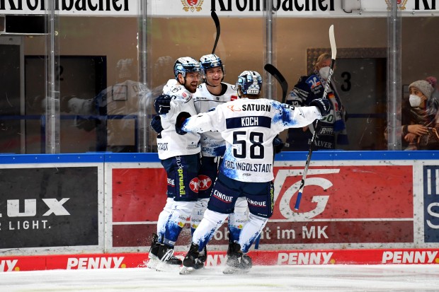 Louis Brune (links) stellte mit seinem ersten DEL-Tor die Weichen im dritten Drittel endgültig auf Sieg.
Foto: DEL-Photosharing