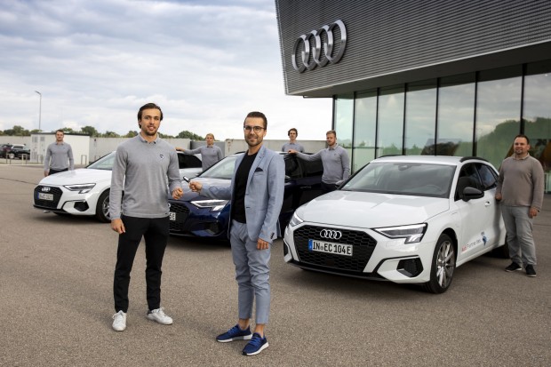 Felix Schwabe, Mitglied des AUdi Steuerkreises, bei der symbolischen Schlüsselübergabe der neuen Dienstfahrzeuge an Fabio Wagner.
Foto: AUDI AG