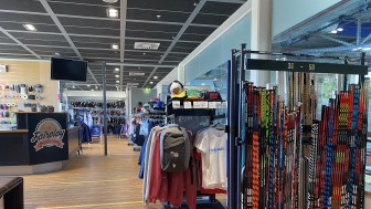 Im Fairplay Hockey Shop gibt es weiterhin Fanartikel und Tickets für die ERC-Heimspiele. Im Fairplay Hockey Shop gibt es weiterhin Fanartikel und Tickets für die ERC-Heimspiele.