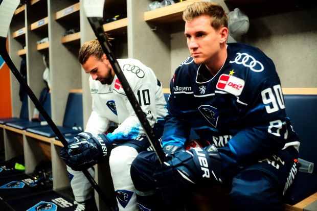 ERC-Spieler Mirko Höfflin und Jerome Flaake in den neuen Panther-Jerseys...