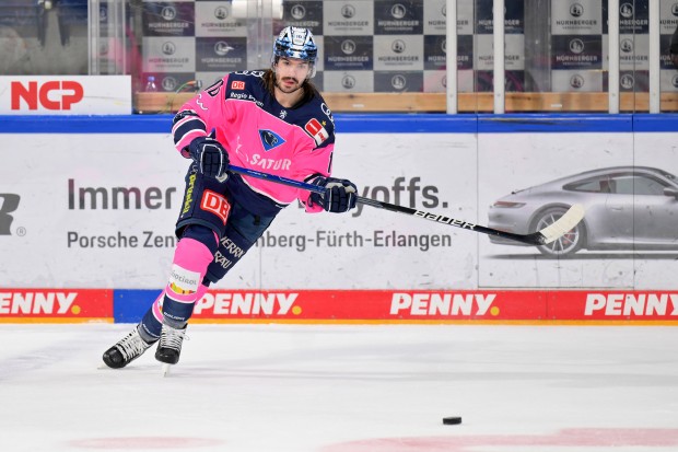 Unter anderem gibt es in der ersten Auktionsrunde das dritte Trikot von Mirko Höfflin zu ersteigern.
Foto: Johannes Traub/JT-Presse.de