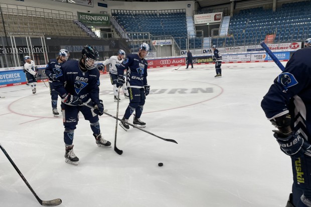 Nachwuchsspieler Niklas Hübner (schwarzer Helm mit Gitter) beim Training der Profis.