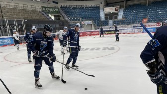 Nachwuchsspieler Niklas Hübner (schwarzer Helm mit Gitter) beim Training der Profis. Nachwuchsspieler Niklas Hübner (schwarzer Helm mit Gitter) beim Training der Profis.