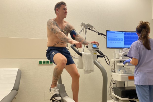 Jerome Flaake strampelte auf dem Fahrrad beim Belastungs-EKG.