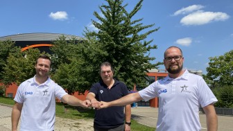 Besiegeln die Kooperation: Ravensburgs kaufmännischer Geschäftsführer Raphael Kapzan, ERC-Sportdirektor Larry Mitchell und Daniel Heinrizi, Sportgeschäftsführer der Towerstars (v.l.n.r.). Besiegeln die Kooperation: Ravensburgs kaufmännischer Geschäftsführer Raphael Kapzan, ERC-Sportdirektor Larry Mitchell und Daniel Heinrizi, Sportgeschäftsführer der Towerstars (v.l.n.r.).