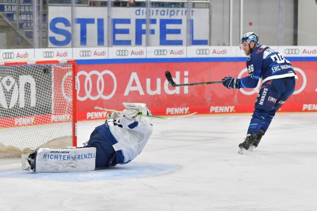Daniel Piettas Penalty-Tor zum 3:1 brachte den ERC so richtig ins Rollen.
Foto: Johannes Traub/JT-Presse.de