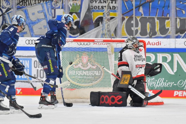 Zweimal schlug es hinter Kölns Keeper Justin Poge ein. Zu drei Punkten reichte es trotzdem nicht.
Foto: Johannes Traub/JT-Presse.de