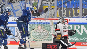 Zweimal schlug es hinter Kölns Keeper Justin Poge ein. Zu drei Punkten reichte es trotzdem nicht.
Foto: Johannes Traub/JT-Presse.de Zweimal schlug es hinter Kölns Keeper Justin Poge ein. Zu drei Punkten reichte es trotzdem nicht.
Foto: Johannes Traub/JT-Presse.de