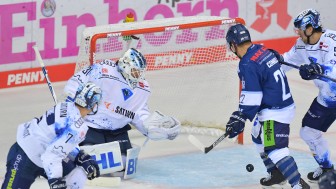 Vier Gegentreffer mussten die Panther um Goalie Karri Rämö hinnehmen.
Foto: Johannes Traub/JT-Presse.de Vier Gegentreffer mussten die Panther um Goalie Karri Rämö hinnehmen.
Foto: Johannes Traub/JT-Presse.de