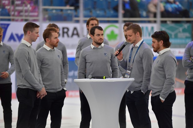 Die "Boston-Connection" mit Mat Bodie, David Warsofsky, Wayne Simpson (v.l.n.r) und Chris Bourque (rechts) im Interview.
Foto: Johannes Traub/JT-Presse.de