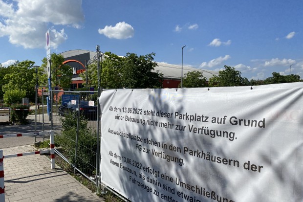 Parkplatz an der SATURN-Arena teilweise gesperrt.