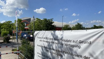 Parkplatz an der SATURN-Arena teilweise gesperrt. Parkplatz an der SATURN-Arena teilweise gesperrt.