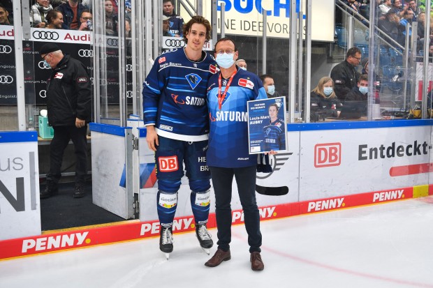 Louis-Marc Aubry wurde vor dem Derby durch Franz Seitner von der DB Regio Bayern geehrt.
Foto: Johannes Traub/JT-Presse.de