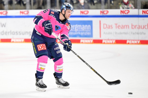 Unter anderem gibt es das Third-Jersey von Daniel Pietta zu ersteigern.
Foto: Johannes TRaub/JT-Presse.de