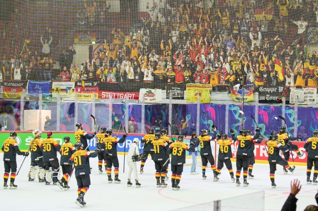 Die deutsche Mannschaft will auch nach dem heutigen Duell mit ihren Fans einen Sieg feiern können.
Foto: Peter Schatz