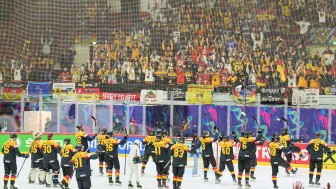 Die deutsche Mannschaft will auch nach dem heutigen Duell mit ihren Fans einen Sieg feiern können.
Foto: Peter Schatz Die deutsche Mannschaft will auch nach dem heutigen Duell mit ihren Fans einen Sieg feiern können.
Foto: Peter Schatz