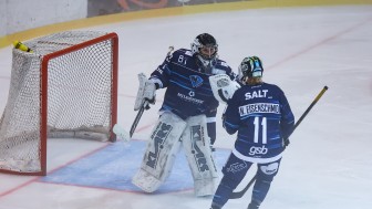 Torhüterin Dominique Quint und Nicola Eisenschmid freuen sich über die ersten beiden Saisonsiege.
Foto: Ralf Lüger Torhüterin Dominique Quint und Nicola Eisenschmid freuen sich über die ersten beiden Saisonsiege.
Foto: Ralf Lüger
