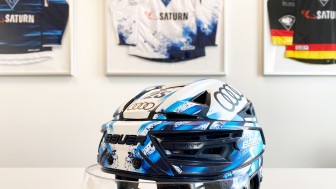 Zu gewinnen gibt es einen signierten Spielerhelm von Leon Hüttl. Zu gewinnen gibt es einen signierten Spielerhelm von Leon Hüttl.