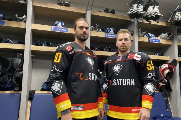 Mirko Höfflin und David Warsofsky präsentieren die Sondertrikots für das Heimspiel am Sonntag.