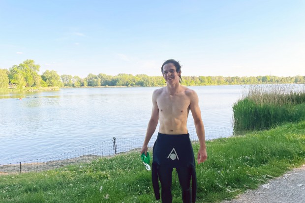 Neuzugang Philipp Krauß bestreitet die Schwimmstrecke der ERC-Staffel und hat am Mittowch bereits im Baggersee trainiert.