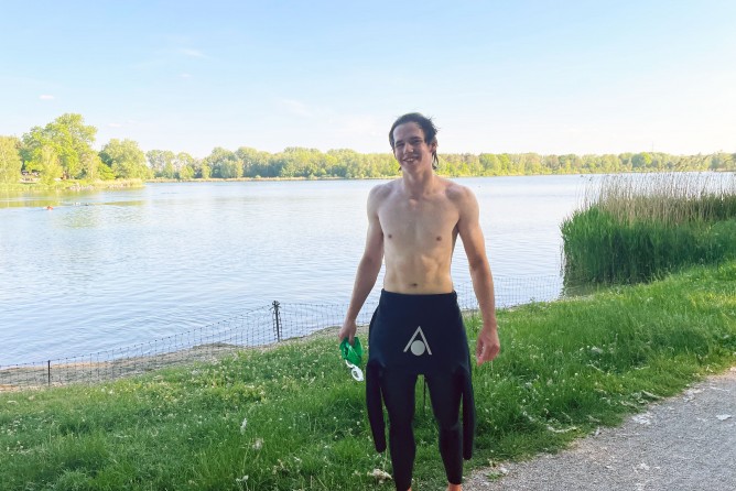 Neuzugang Philipp Krauß bestreitet die Schwimmstrecke der ERC-Staffel und hat am Mittowch bereits im Baggersee trainiert.
